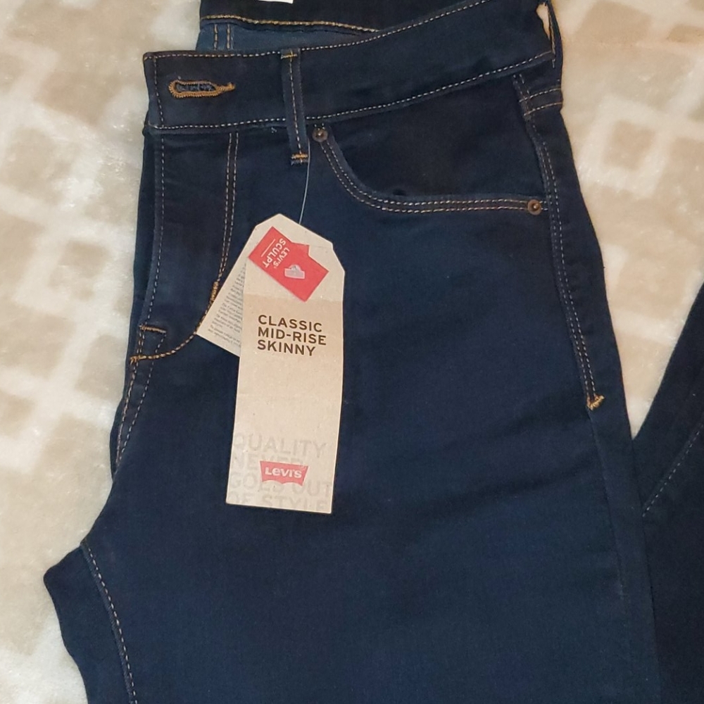 Levi's  sculpt, classic Mid-rise skinny.